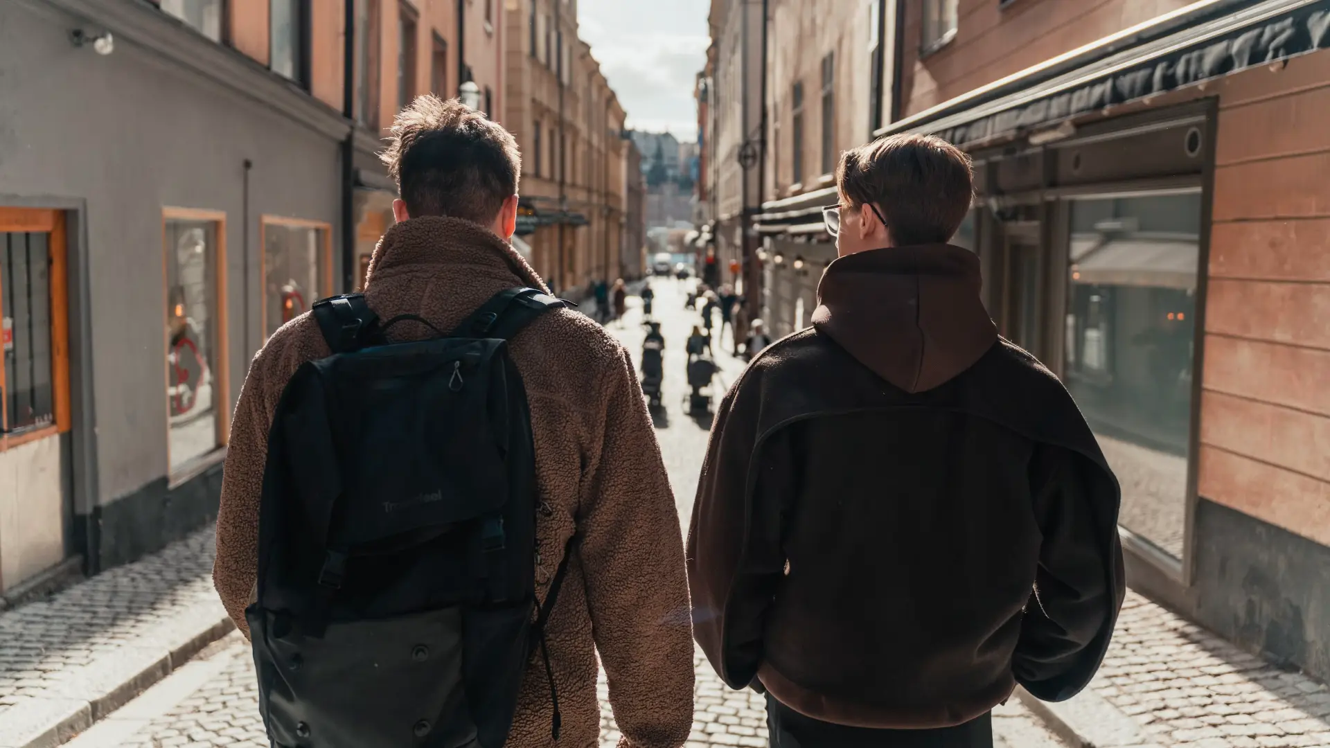 Två studenter går och pratar på en gata i Stockholm